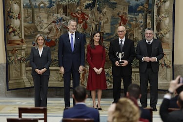 La reina Letizia y el rey Felipe VI entrega el premio Nacional a las Artes y las Ciencias Aplicadas al Deporte, Pedro Ripoll (i) durante la ceremonia de entrega de los Premios Nacionales del Deporte correspondientes a 2023 y 2024.