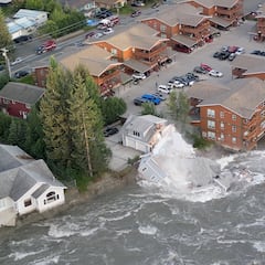 WATCH: Mansion collapses into the river during Alaskan flood