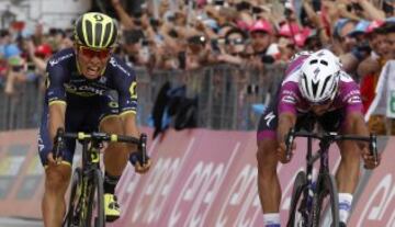 Caleb Ewan gana por media rueda a Fernando Gaviria en la meta de Alberobello.