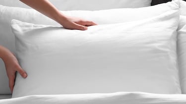 Duerme mejor con esta almohada Cecotec suave, esponjosa y antiácaros