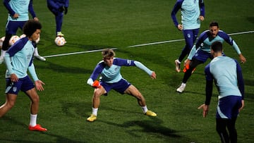 Pablo Barrios, durante el entrenamiento del Atlético previo a medirse al Oviedo.