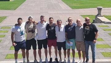 Carlos Alcaraz, con todo su equipo en el Shrine Of Remembrance de Melbourne.