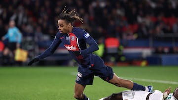 Paris Saint-Germain's French forward #29 Bradley Barcola (L) is tackled by Nice's Swiss defender #23 Jordan Lotomba during the French Cup (Coupe de France) quarter-final football match between Paris Saint-Germain (PSG) and OGC Nice at the Parc des Princes stadium, in Paris, on March 13, 2024. (Photo by FRANCK FIFE / AFP)