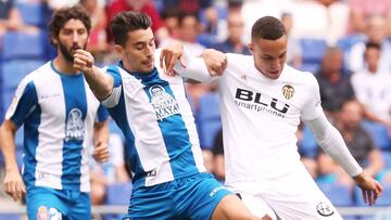 Marc Roca pugna un balón con Rodrigo Moreno.