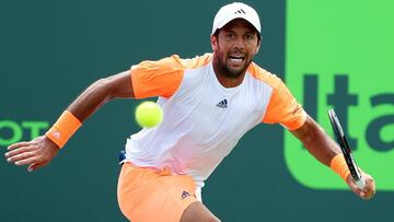 Fernando Verdasco devuelve un golpe de Nishikori.