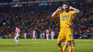 André-Pierre Gignac festeja en el segundo gol de Tigres contra las Chivas