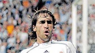 <b>QUIERE CONTINUAR SU RACHA DE GOLES.</b> Raúl ha vuelto a encontrar el gol. Lo hizo en el último partido del Madrid, en Champions, ante el Dinamo. El primero, de cabeza. El segundo, con aguanís incluido.
