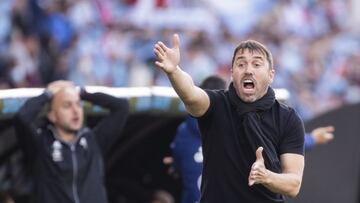 Eduardo Coudet protesta una decisión arbitral durante el partido entre el Celta y el Villarreal.