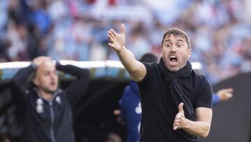 Eduardo Coudet protesta una decisi&oacute;n arbitral durante el partido entre el Celta y el Villarreal.