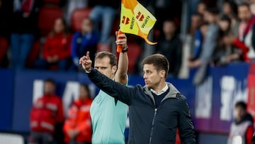MADRID, 25/09/2025.- El técnico del Osasuna, Alessio Lisci, da instrucciones durante el partido de la jornada 6 de Liga que disputan este jueves ante el Elche CF en el estadio El Sadar en Pamplona. EFE/Jesús Diges