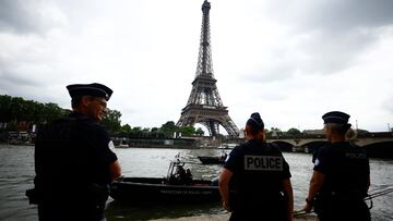 Paris 2024 Olympics - Seine river police gear up for security - Seine, Paris, France - July 2, 2024 The Eiffel Tower is seen as police officers are pictured on the river Seine during the tour REUTERS/Sarah Meyssonnier