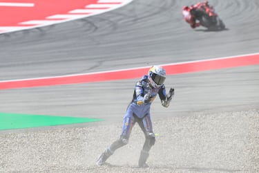 Álex Márquez mostró gestos de rabia tras la caída, aunque no sufrió daños físicos.