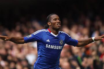 Lampard era el corazón del Chelsea, pero Drogba era la figura. Era inevitable no voltear a ver a un delantero con tanta potencia y un olfato goleador de clase mundial. En el segundo semestre del año se convirtió en el delantero por excelencia de la Premier League con sus anotaciones y asistencias en todas las competencias. Fue noveno en la carrera por el Balón de Oro.