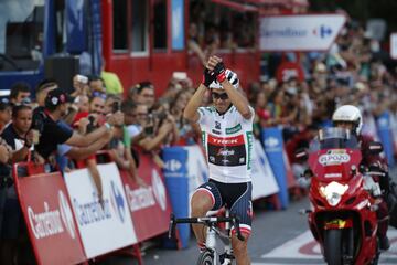 Contador saludando a los seguidores presentes en el tramo final de la 21ª etapa. 