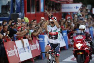 Contador saludando a los seguidores presentes en el tramo final de la 21? etapa.