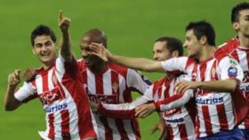 <b>EN ALZA. </b>Nacho Cases marcó el segundo gol del Sporting que certificó la victoria ante el Hércules.