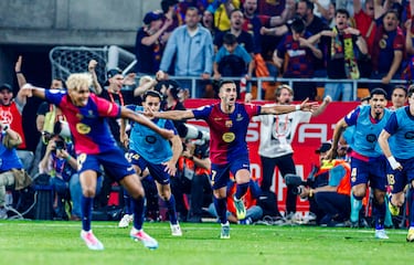 2-2. Ferran Torres celebra el tanto del empate.