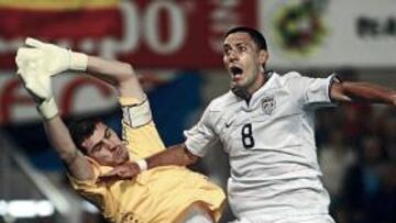 <b>CASILLAS EVITÓ EL PELIGRO</b>. Iker Casillas no tuvo mucho trabajo, pero debió emplearse a fondo en momentos puntuales. En su mejor intervención rechazó un disparo de Johnson, que culminó un contragolpe. En la imagen, el capitán tapa el intento de remate de Dempsey (Fulham).