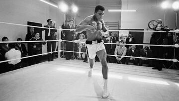 Muhammad Ali, todavía Cassius Clay, durante un entrenamiento público.
