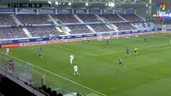 Vinicius intenta un lujo que termina en saque de meta