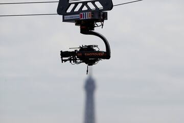 Una spider cam fijada con la Torre Eiffel de fondo.