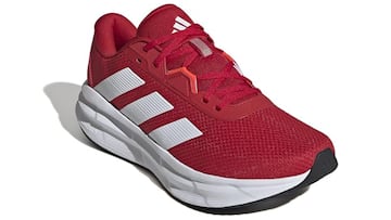 Adidas Galaxy para hombre en color rojo disponibles en Amazon.