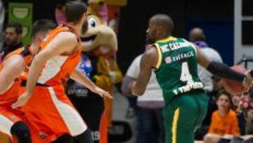 McCalebb encara a Diot y a Dubljevic.