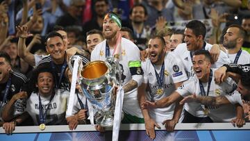 Sergio Ramos, levantando la undécima, en Milán, en el palco.