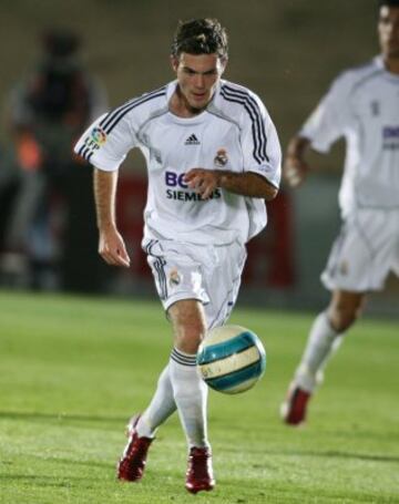 Fichó por las categorías inferiores del Real Madrid en el verano de 2003, fue subiendo peldaños cada temporada. En la temporada 06/07 jugó en el Castilla en Segunda División. En 2007 ficha por el Valencia