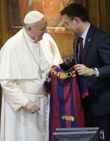 Bartomeu entrega una camiseta al Papa con la leyenda "Papa Francesc".