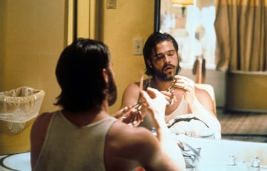 Brad Pitt, haga lo que haga, es un galán del cine moderno. Por eso quizá busca con frecuencia papeles que se alejen de su belleza canónica. En Kalifornia interpreta un asesino es serie que viaja junto a su novia y otra pareja. En La sombra del diablo su papel es el de un integrante del IRA que vive en Nueva York con un agente de policía, sin que éste sepa que es un terrorista.