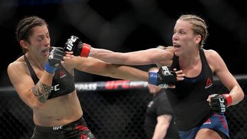 Mara Romero lucha ante Katlyn Chookagian durante el UFC Fight Night en el Spectrum Center de Charlotte, North Carolina.