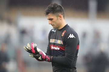 El portero llegó en noviembre de 2013 al Cagliari de la Serie A. Su paso por el club italiano sería fugaz pues en enero de 2014 fichó por el Betis. 