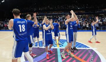 Los jugadores de Finlandia celebran la victoria.