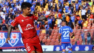 El jugador de Ñublense, Patricio Rubio, celebra su gol contra Universidad de Chile durante el partido de Primera División disputado en el estadio Santa Laura.