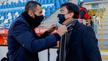 Futbol, Universidad Catolica vs Colo Colo
Fecha 11, campeonato Nacional 2021.
El entrenador de Universidad Catolica Gustavo Poyet da instrucciones a sus jugadores durante el partido de primera division disputado en el estadio San Carlos de Apoquindo, en Santiago, Chile.
17/07/2021
Dragomir Yankovic/Photosport
Football, Universidad Catolica vs Colo Colo
Eleventh date, 2021 National Championship.
Universidad Catolica«s manager Gustavo Poyet instructs his players during the first division match held at the San Carlos de Apoquindo stadium in Santiago, Chile.
17/07/2021
Dragomir Yankovic/Photosport