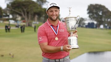 Jon Rahm posa con el trofeo de campeón del US Open 2021.