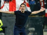 MADRID, 06/11/2025.- El entrenador del Rayo Vallecano Íñigo Pérez durante el partido de Liga Conferencia que Rayo Vallecano y Lech Poznan disputan este jueves en el estadio de Vallecas. EFE/ Juanjo Martín
