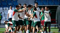 Mexico's defender Kevin Alvarez (C) takes part in a training session at the Al Khor SC in Al Khor, north of Doha north of Doha on November 29, 2022, on the eve of the Qatar 2022 World Cup football match between Saudi Arabia and Mexico. (Photo by Alfredo ESTRELLA / AFP)