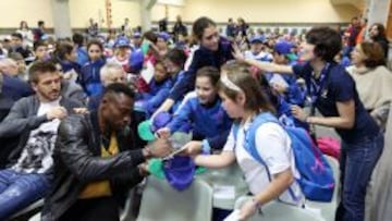 Carlos Kameni e Ignacio Camacho firman autógrafos en su visita al Colegio de los Maristas en Málaga.