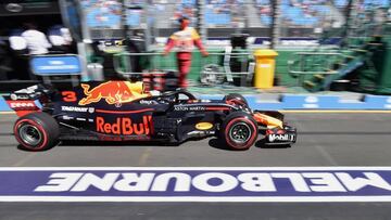 Red Bull's Australian driver Daniel Ricciardo powers down the pitlane during the first Formula One practice session in Melbourne on March 23, 2018, ahead of the Formula One Australian Grand Prix. / AFP PHOTO / PAUL CROCK / -- IMAGE RESTRICTED TO EDITORIAL USE - STRICTLY NO COMMERCIAL USE --