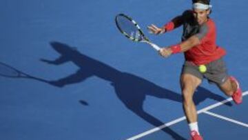 Rafa Nadal resiste y doma el saque de Tsonga: 7-6, 6-3