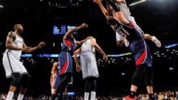 Markel Brown trata de anotar ante Mike Muscala.