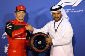 Charles Leclerc celebrando la pole en el Gran Premio de Bahréin.