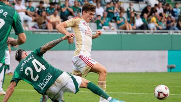 Joel Roca trata de marcharse en velocidad de Luis Perea.