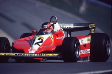 En 1978, Ferrari probó con un diseño mucho más serio. Un rojo muy potente como protagonista con el detalle de la franja central en blanco. En esta ocasión es Gilles Villeneuve quien dirige el Ferrari 312T3.