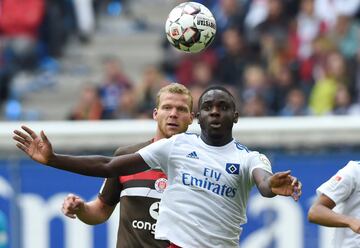 Soccer Football - 2. Bundesliga - Hamburger SV v St Pauli - Volksparkstadion, Hamburg, Germany - September 30, 2018  Hamburger SV's Orel Mangala in action 