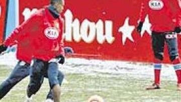 <b>BAJO LA NIEVE. </b>Los jugadores del Atlético empezaron a entrenarse ayer en un césped nevado, que fue mejorando durante la sesión.