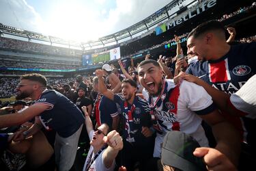 Locura de los aficionados del conjunto francés tras el pitido final del encuentro frente al Real Madrid.