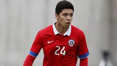 F&uacute;tbol, Chile v M&eacute;xico.
 Partido amistoso sub 17, 2015.
 El jugador de la selecci&oacute;n chilena, Diego Gonzalez, controla el bal&oacute;n durante el partido amistoso categor&iacute;a sub 17 contra M&eacute;xico disputado en el estadio Nacional de Santiago, Chile.
 03/10/2015
 Andr&eacute;s Pi&ntilde;a/Photosport*******
 
 Football, Chile v M&eacute;xico.
 Friendly football match U 17, 2015.
 Chile&#039;s player, Diego Gonzalez, controls the ball during the friendly under 17 football match against Mexico at the National stadium in Santiago, Chile.
 03/10/2015
 Andres Pina/Photosport